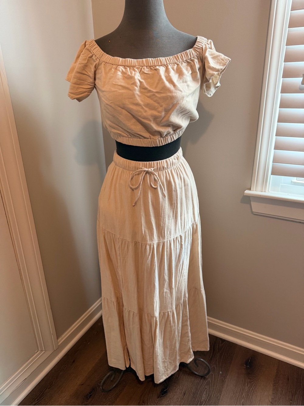Abercrombie beige linen skirt set. Top small, skirt small petite.